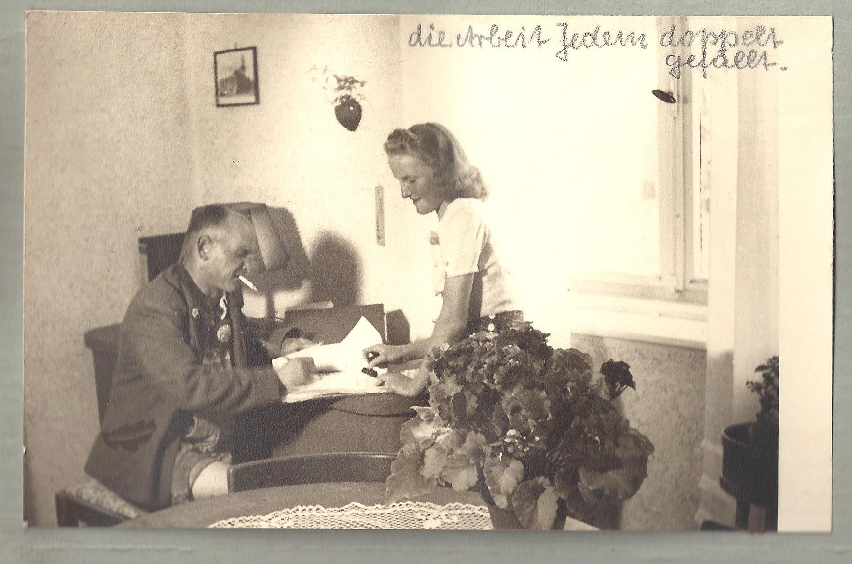 1947: Michael Horn (mit Tochter)  bei der Büroarbeit